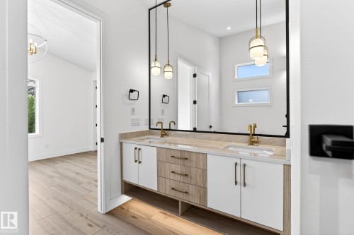 5310 103A Avenue, Edmonton, AB - Indoor Photo Showing Bathroom