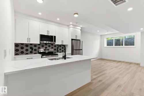 5310 103A Avenue, Edmonton, AB - Indoor Photo Showing Kitchen With Upgraded Kitchen