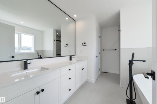 1305 Hawks Ridge Link Nw, Edmonton, AB - Indoor Photo Showing Bathroom