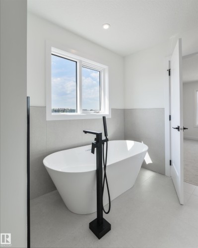 1305 Hawks Ridge Link Nw, Edmonton, AB - Indoor Photo Showing Bathroom