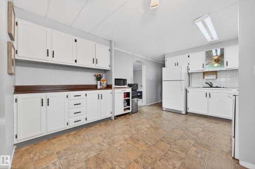 5007 51 Avenue, Egremont, AB - Indoor Photo Showing Kitchen