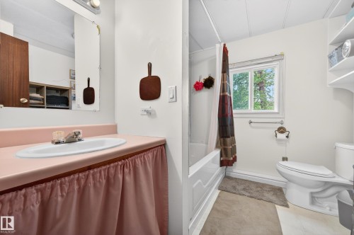 5007 51 Avenue, Egremont, AB - Indoor Photo Showing Bathroom