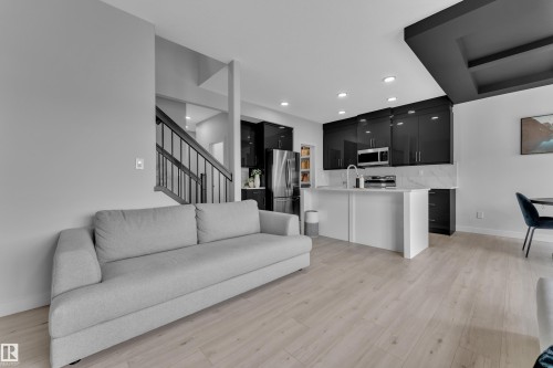 Open-concept living area with light wood-finish flooring - 1118 Goldfinch Crescent, Edmonton, AB - Indoor