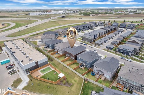 Suburban residential neighborhood with single-family homes and townhouse rows - 1118 Goldfinch Crescent, Edmonton, AB - Outdoor With View