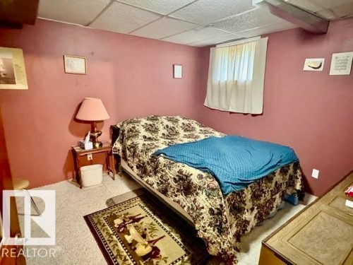 Image quality insufficient for description - 5454 46 Street, Vegreville, AB - Indoor Photo Showing Bedroom