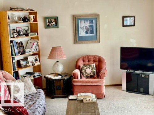 Light-toned walls complement the carpet flooring - 5454 46 Street, Vegreville, AB - Indoor Photo Showing Living Room