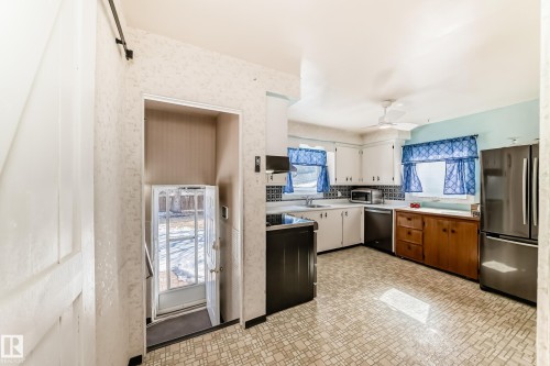 10927 146 Street, Edmonton, AB - Indoor Photo Showing Kitchen