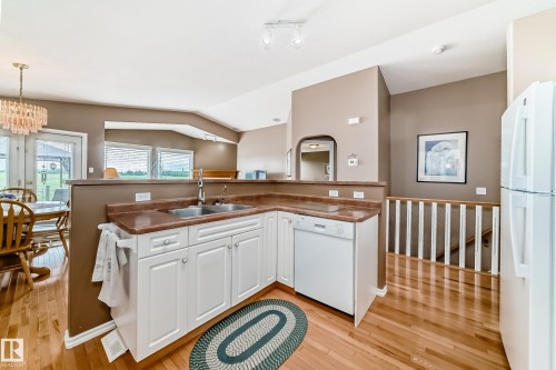 40 Heritage Crescent, Stony Plain, AB - Indoor Photo Showing Kitchen With Double Sink