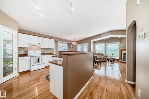 40 Heritage Crescent, Stony Plain, AB - Indoor Photo Showing Kitchen