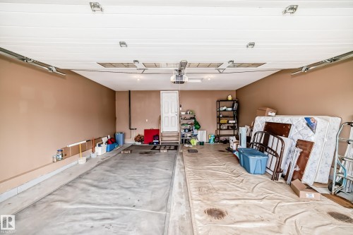 40 Heritage Crescent, Stony Plain, AB - Indoor Photo Showing Garage