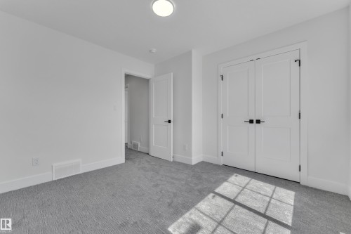 Neutral-toned room featuring light gray patterned carpeting - 6092 179 Ave Nw, Edmonton, AB - Indoor Photo Showing Other Room