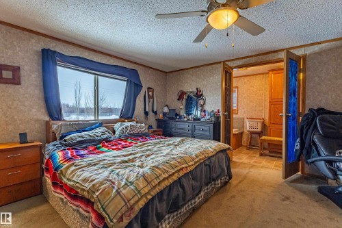 Bedroom featuring patterned wallpaper, carpeted flooring, and a ceiling fan with integrated lighting - 1529 Range Road 272 Rural Parkland County, Alberta, Rural Parkland County, AB - Indoor Photo Showing Bedroom
