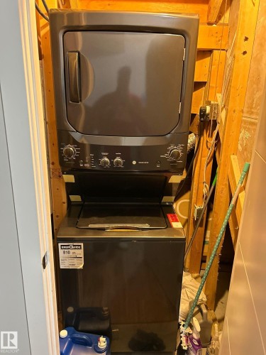 Image quality insufficient for description - 1868 30 Street Nw, Edmonton, AB - Indoor