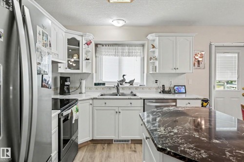 #206 7000 Northview Dr, Wetaskiwin, AB - Indoor Photo Showing Kitchen With Double Sink
