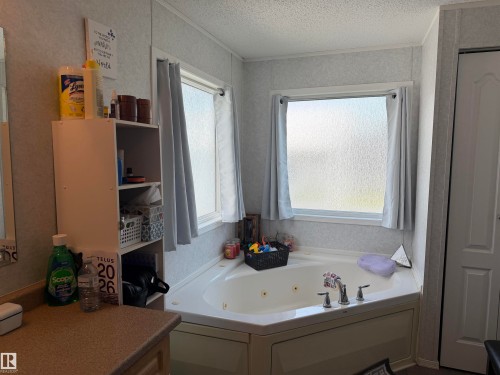 Corner jetted tub - 5012 53 Ave, Breton, AB 