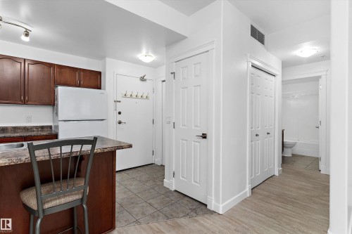 902 9939 109 Street, Edmonton, AB - Indoor Photo Showing Kitchen