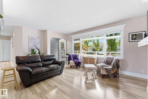 5400 49 Street, Stony Plain, AB - Indoor Photo Showing Living Room