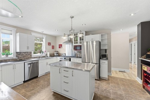 5400 49 Street, Stony Plain, AB - Indoor Photo Showing Kitchen With Upgraded Kitchen