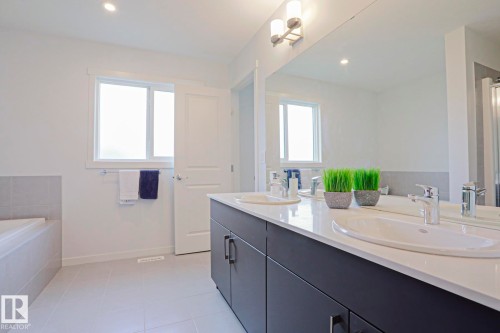28 Rosewood Way, St. Albert, AB - Indoor Photo Showing Bathroom