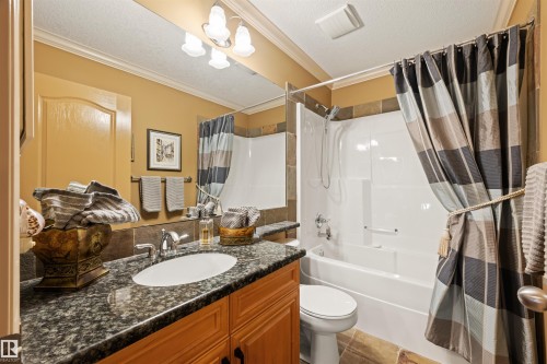 527 Hunters Green, Edmonton, AB - Indoor Photo Showing Bathroom