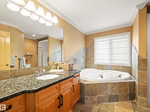 527 Hunters Green, Edmonton, AB - Indoor Photo Showing Bathroom