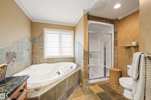 527 Hunters Green, Edmonton, AB - Indoor Photo Showing Bathroom