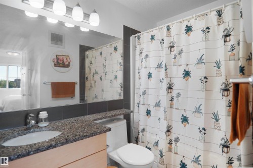 16804 53 Street, Edmonton, AB - Indoor Photo Showing Bathroom