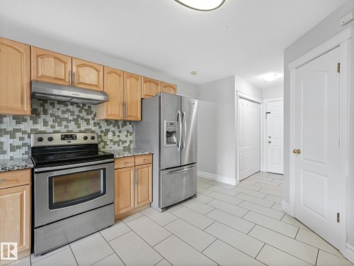 173 Castle Drive, Edmonton, AB - Indoor Photo Showing Kitchen