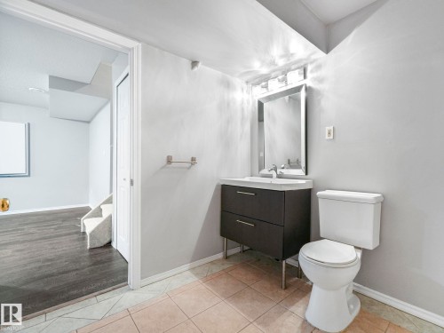 173 Castle Drive, Edmonton, AB - Indoor Photo Showing Bathroom
