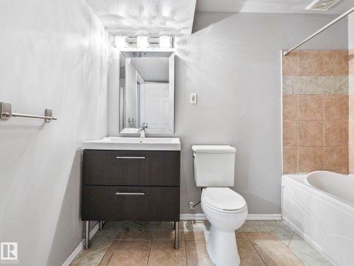 173 Castle Drive, Edmonton, AB - Indoor Photo Showing Bathroom