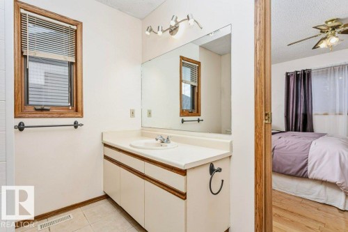 4923 11A Avenue, Edmonton, AB - Indoor Photo Showing Bathroom