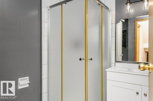 4923 11A Avenue, Edmonton, AB - Indoor Photo Showing Bathroom