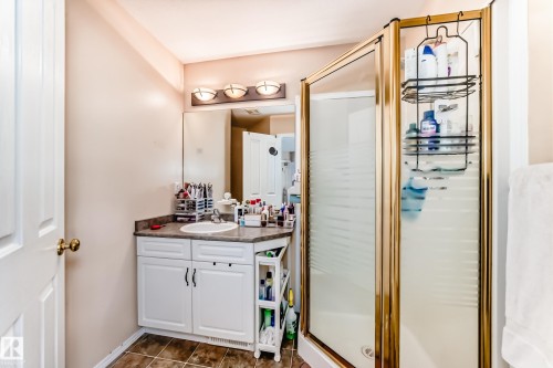 1815 36 Avenue, Edmonton, AB - Indoor Photo Showing Bathroom