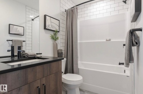21120 25 Ave, Edmonton, AB - Indoor Photo Showing Bathroom