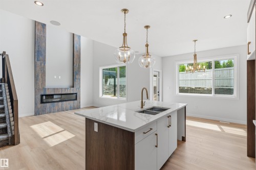 18 Meadowgrove Landing, Spruce Grove, AB - Indoor Photo Showing Kitchen With Double Sink With Upgraded Kitchen
