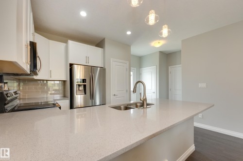 6687 Cardinal Road, Edmonton, AB - Indoor Photo Showing Kitchen With Double Sink With Upgraded Kitchen