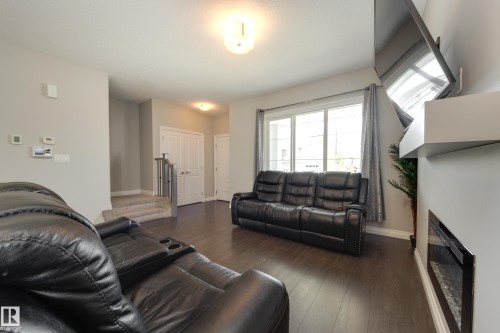 6687 Cardinal Road, Edmonton, AB - Indoor Photo Showing Living Room