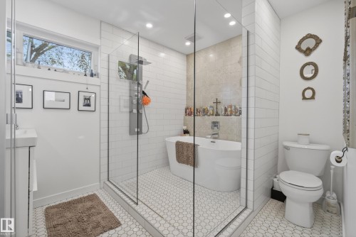 10869 94 Street, Edmonton, AB - Indoor Photo Showing Bathroom