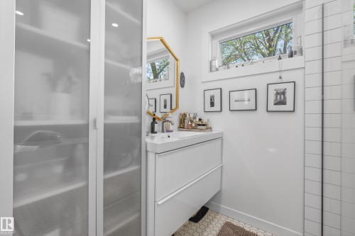 10869 94 Street, Edmonton, AB - Indoor Photo Showing Bathroom