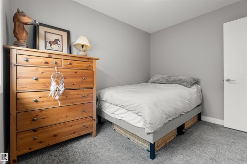 Neutral toned walls and textured carpeting define this space - 524 Mcdonough Way, Edmonton, AB - Indoor Photo Showing Bedroom