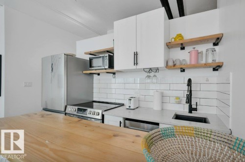 911 10024 Jasper Avenue, Edmonton, AB - Indoor Photo Showing Kitchen