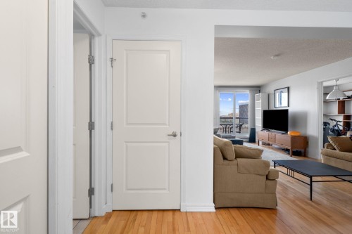 Rich wood-finish flooring - 905 10303 105 Street Nw, Edmonton, AB - Indoor