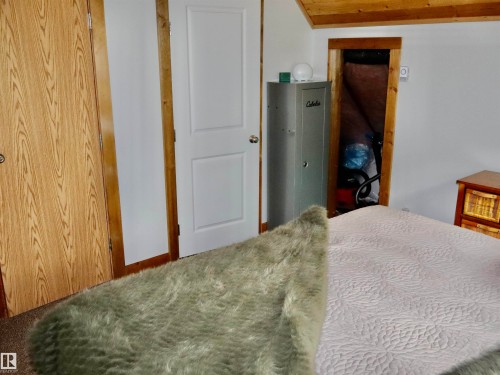White interior wall with a wood-finish ceiling and trim - #20 59316 Rr 54, Rural Barrhead County, AB 