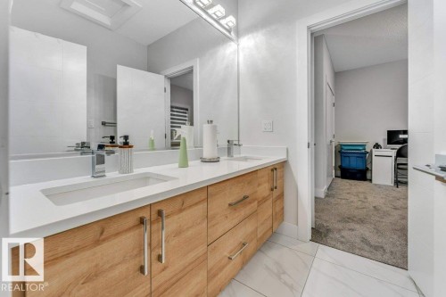 1760 18 Street, Edmonton, AB - Indoor Photo Showing Bathroom