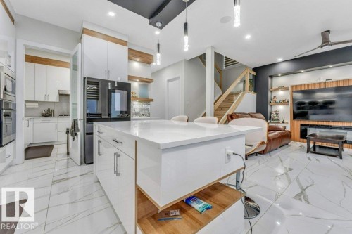 1760 18 Street, Edmonton, AB - Indoor Photo Showing Kitchen With Upgraded Kitchen