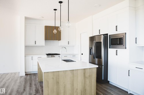 167 Starling Way, Fort Saskatchewan, AB - Indoor Photo Showing Kitchen With Double Sink With Upgraded Kitchen
