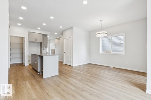 61 Gambel Loop, Spruce Grove, AB - Indoor Photo Showing Kitchen
