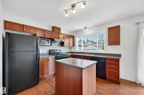 5917 South Terwillegar Boulevard, Edmonton, AB - Indoor Photo Showing Kitchen