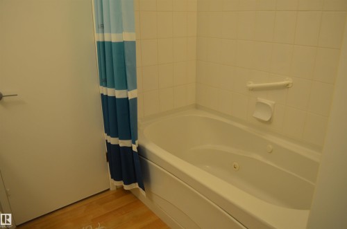 White soaking tub with integrated jets - 68 Marlboro Road, Edmonton, AB 