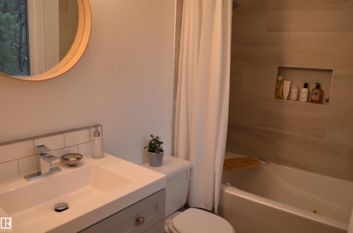 Full bathroom featuring a rectangular sink, chrome faucet, and subway tile backsplash - 68 Marlboro Road, Edmonton, AB 